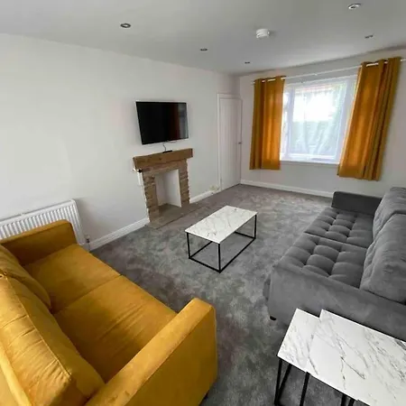 Spacious Contemporary ليدز