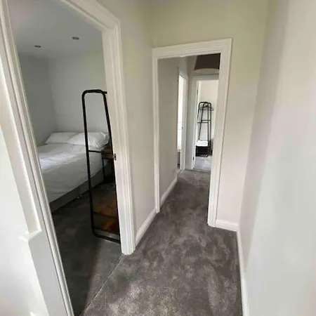 Spacious Contemporary ليدز